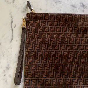 ★送料・関税込★FENDI★Leather Large Flat Pouch Brown★ ☆送料・関税込☆FENDI☆Leather Large Flat Pouch Brown☆